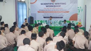 Santri Kelas 6 TMI Ikuti Pembekalan Penulisan Karya Ilmiah Remaja