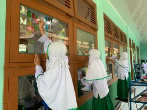 Santri SDIT Darul Muttaqien Gelar “Jumat Bersih”, Wujudkan Lingkungan Belajar yang Nyaman