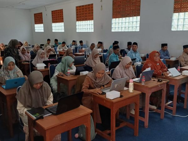 Pelatihan AI untuk Pembuatan Soal, Guru TMI Tingkatkan Kompetensi Digital