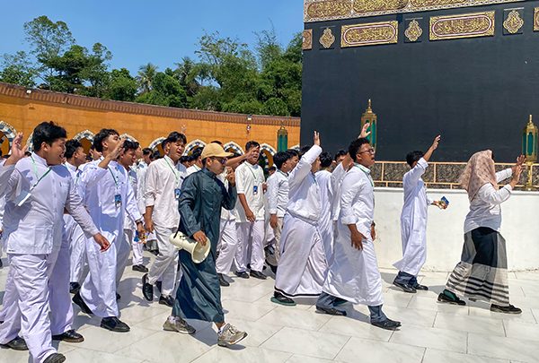 Implementasi Rukun Islam Kelima, Santri Kelas 4 TMI Gelar Praktik Manasik Haji