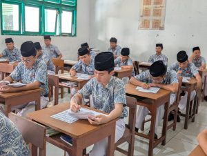 Santri Kelas 3 TMI Darul Muttaqien Jalani Ujian Madrasah (UM)