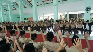 Gak Pakai Bosan! Ust. Heppy Ajak Santri Kelas 3 Putra “Level Up” Sambil Berbahak