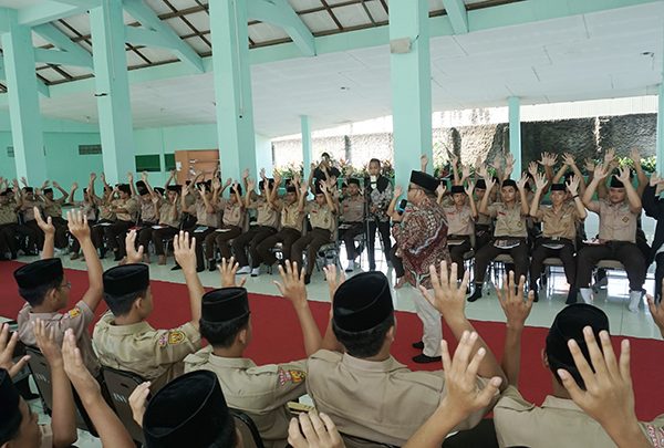 Gak Pakai Bosan! Ust. Heppy Ajak Santri Kelas 3 Putra "Level Up" Sambil Berbahak