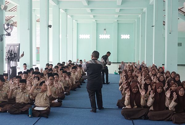 Gugah Karakter Santri Melalui Spiritual Motivation, SMPIT Darul Muttaqien Hadirkan Coach Heppy Chandrayana