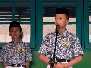 Suasana Berbeda di Upacara Mingguan Darul Muttaqien: Santri Kelas 1 Ambil Alih Podium