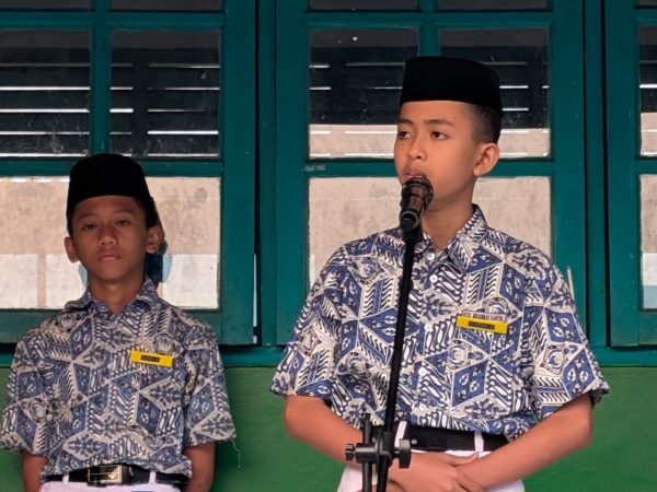 Suasana Berbeda di Upacara Mingguan Darul Muttaqien: Santri Kelas 1 Ambil Alih Podium