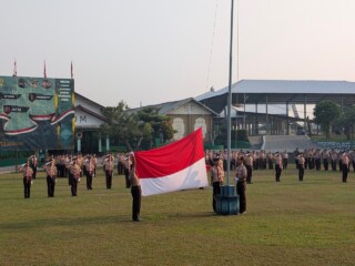 Bukan Sekadar Seragam, Pembina Upacara Ajak Santri Hidupkan Jiwa Pramuka